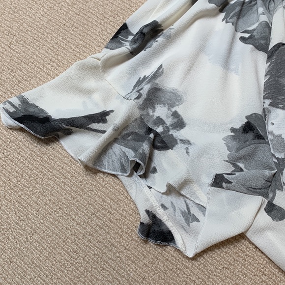 Style Shop Floral Ruffle Tie Front Romper - Size Small - Picture 8 of 9